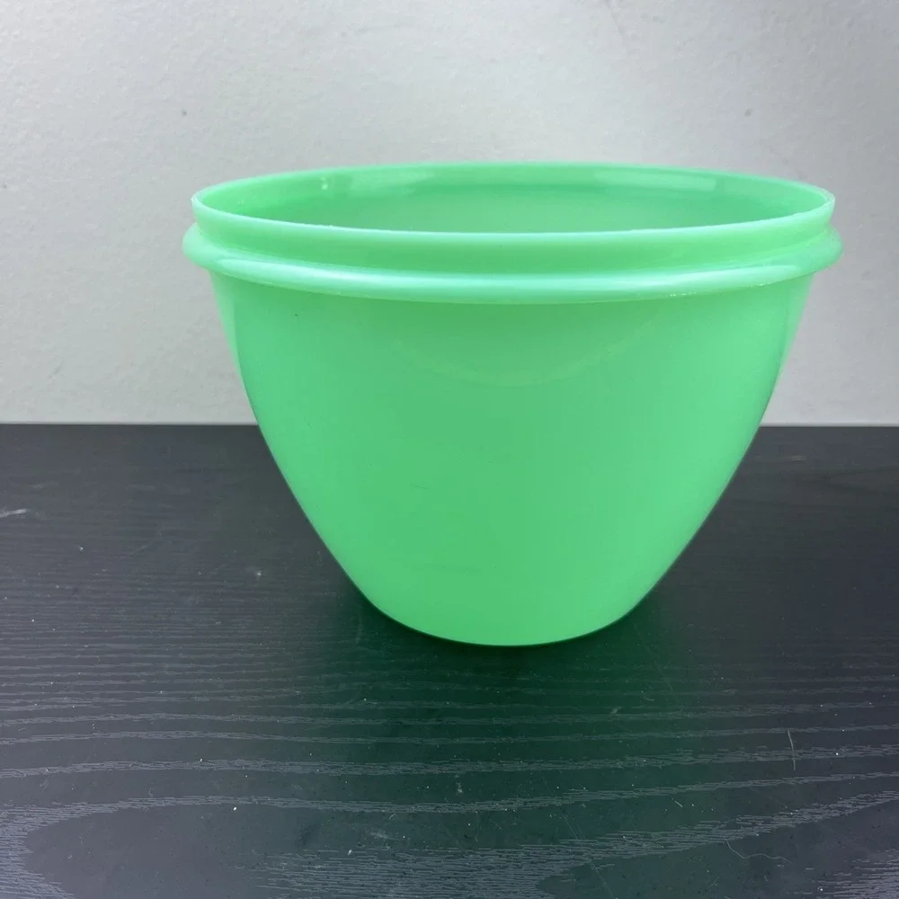 Vintage Tupperware Crisp-It #679-9 Jadite Lettuce Keeper Crisper No Lid No Spike
